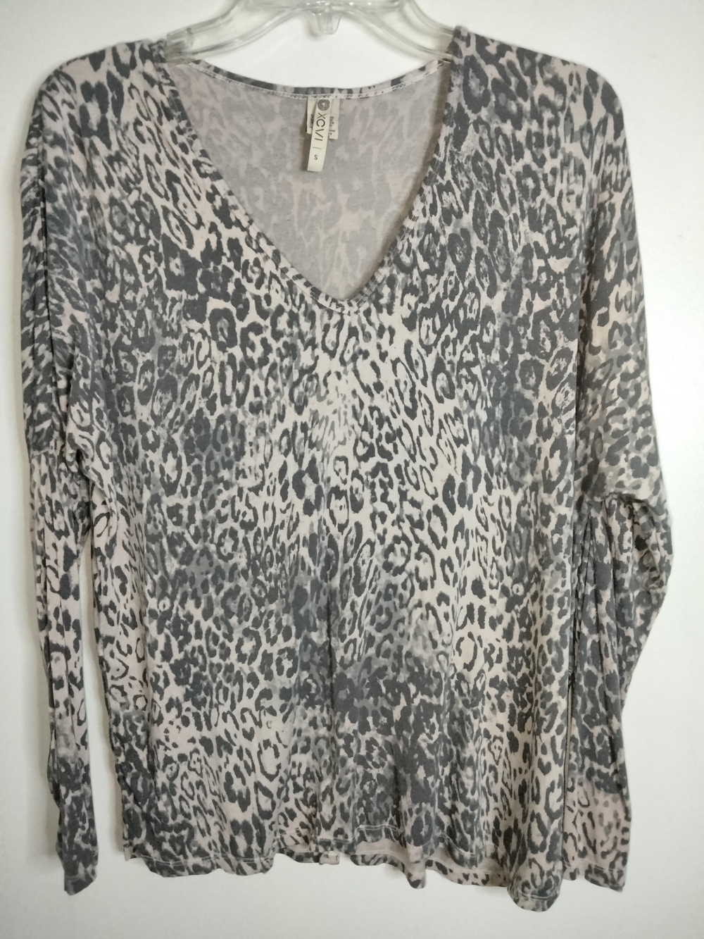 XCVI (Size S) Multicolored Leopard Print Stretch Rayon Blend V-Neck LS Top